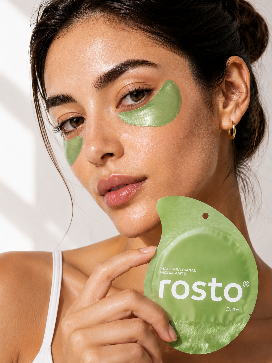 Criativo de campanha com modelo usando patches verdes da Rosto Brasil.