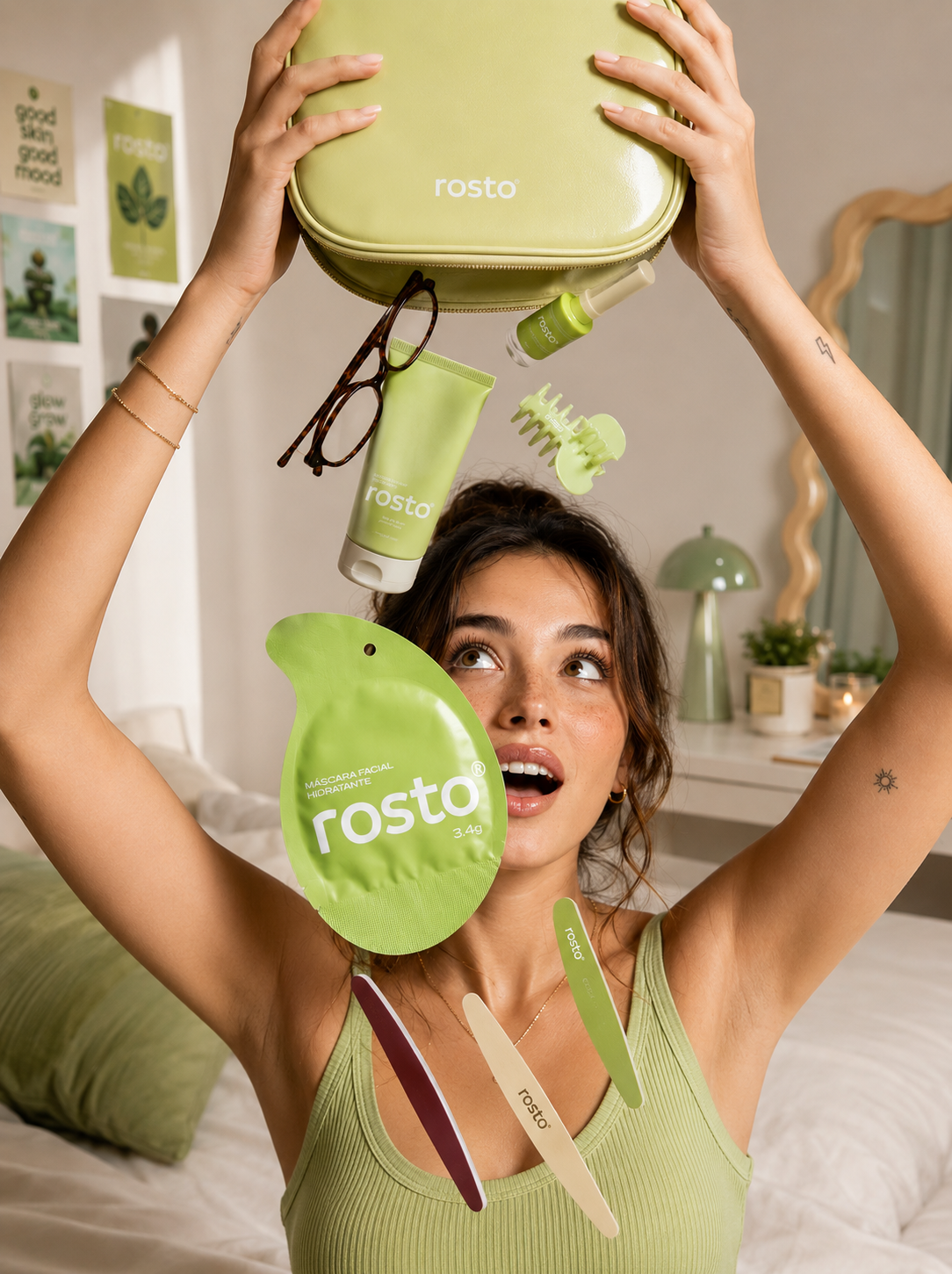 Mulher com bolsa e produtos da Rosto Brasil em composição de rotina.