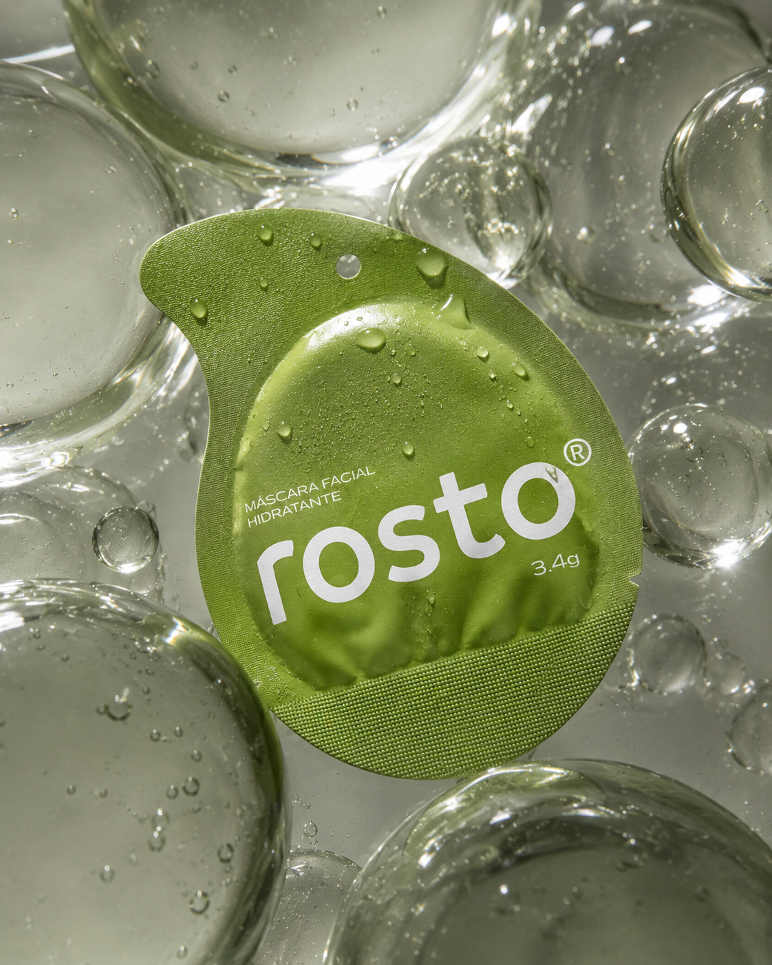 Produto Rosto Brasil sobre textura aquosa.